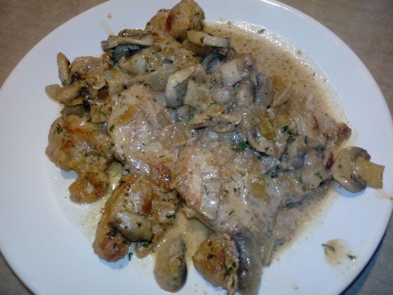 Schab duszony z pieczarkami w śmietanie 