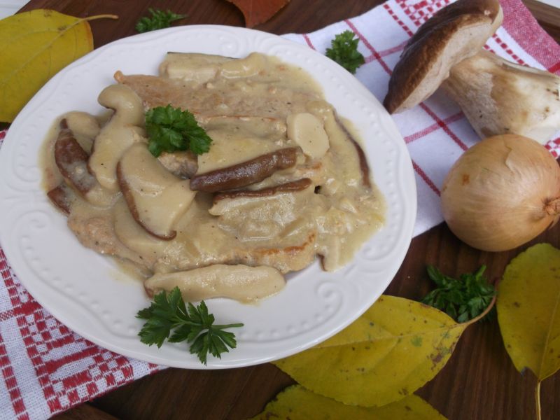 Schab duszony z prawdziwkami