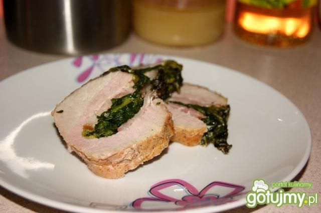 Schab faszerowany szpinakiem i boczkiem