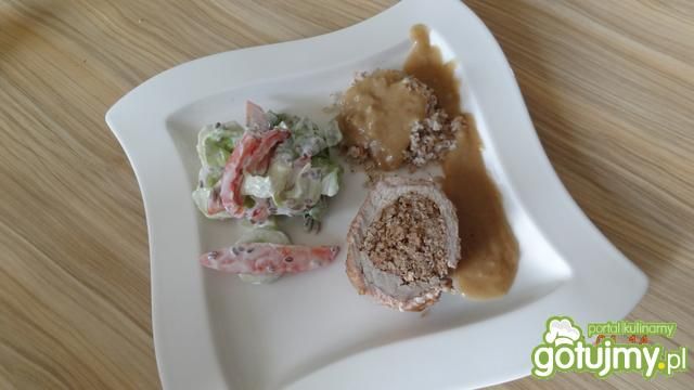 Schab faszerowany z sosem Schab faszerowany z sosem