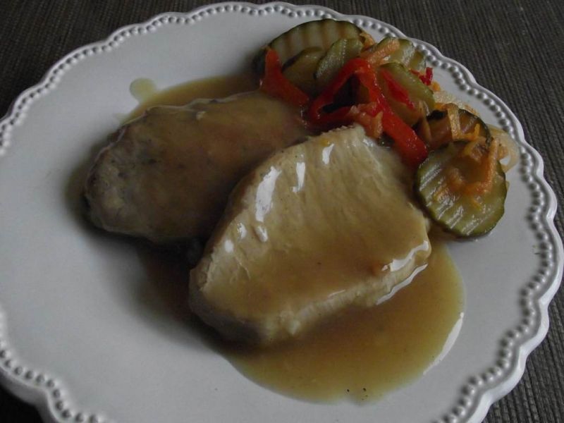 Schab gotowany w warzywnym bulionie podany z sosem