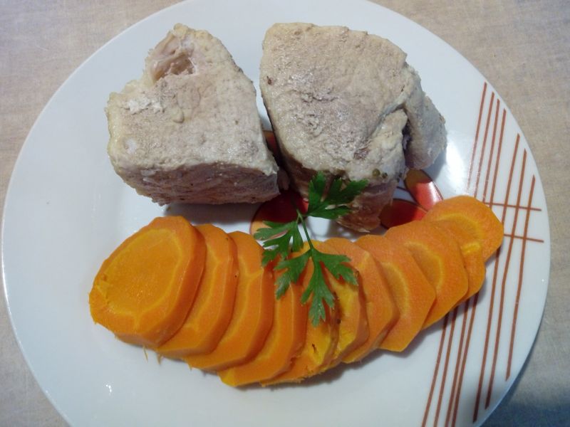 Schab gotowany z marchewką 