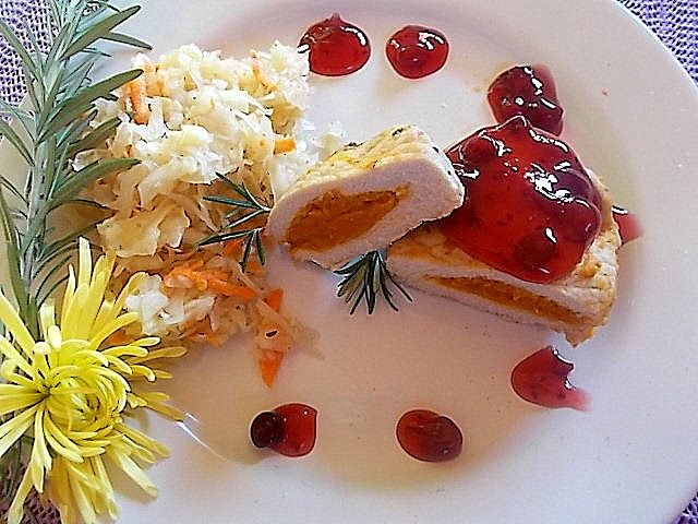 Schab nadziewany kokosową dynią z sosem żurawinowy