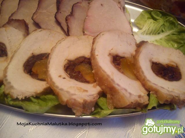 Schab nadziewany morelą i śliwką 