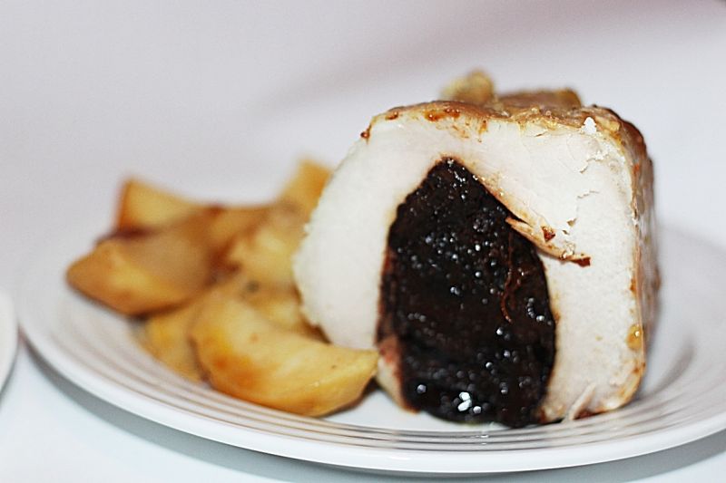 Schab nadziewany żurawiną i śliwkami 