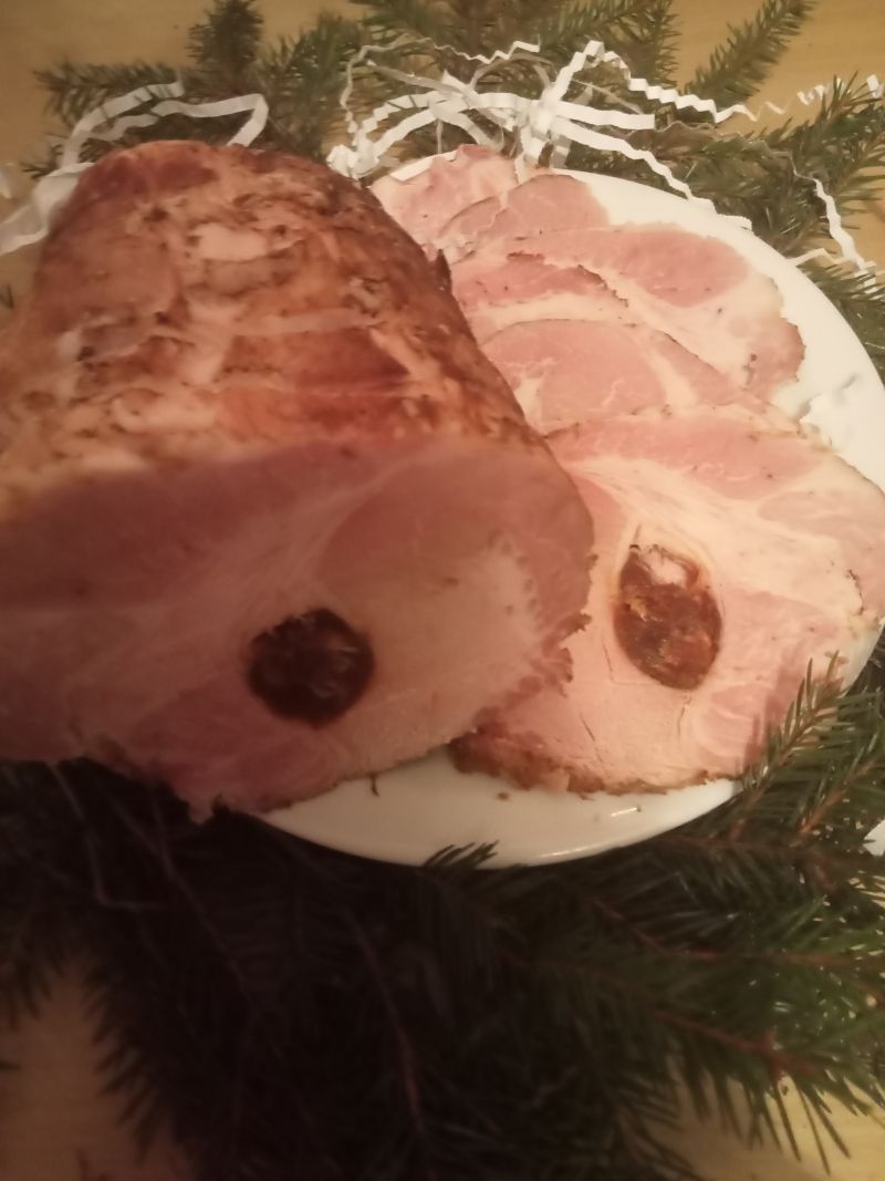 Schab peklowany nadziewany daktylami Schab peklowany nadziewany daktylami