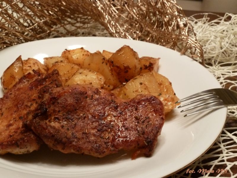 Schab pieczony na paprykowych ziemniaczkach Schab pieczony na paprykowych ziemniaczkach