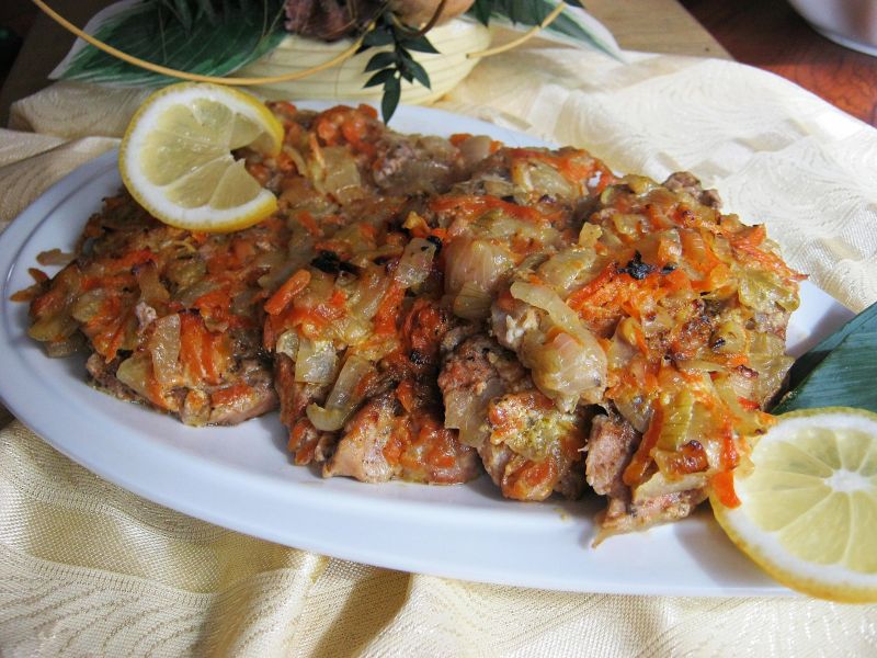 Schab pieczony w cebuli i marchewce