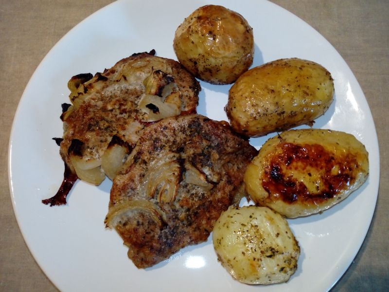 Schab pieczony w plastrach z ziemniakami Schab pieczony w plastrach z ziemniakami