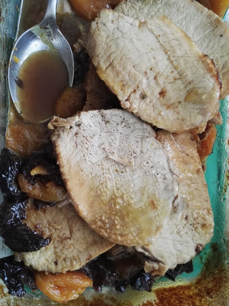 Schab pieczony w towarzystwie suszonych owoców