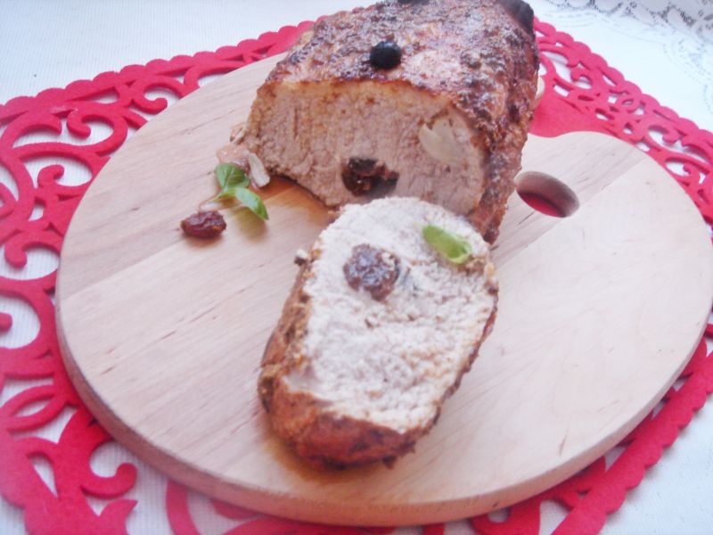 Schab pieczony z czosnkiem i rodzynkami