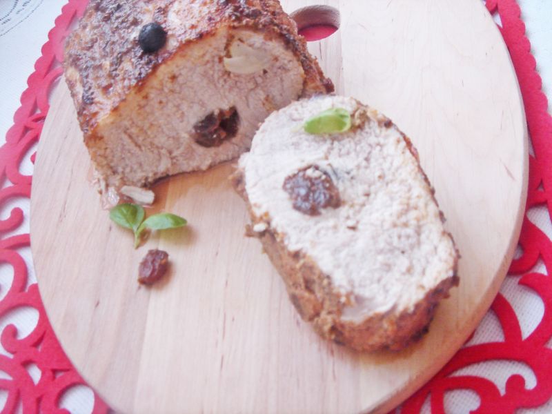 Schab pieczony z czosnkiem i rodzynkami