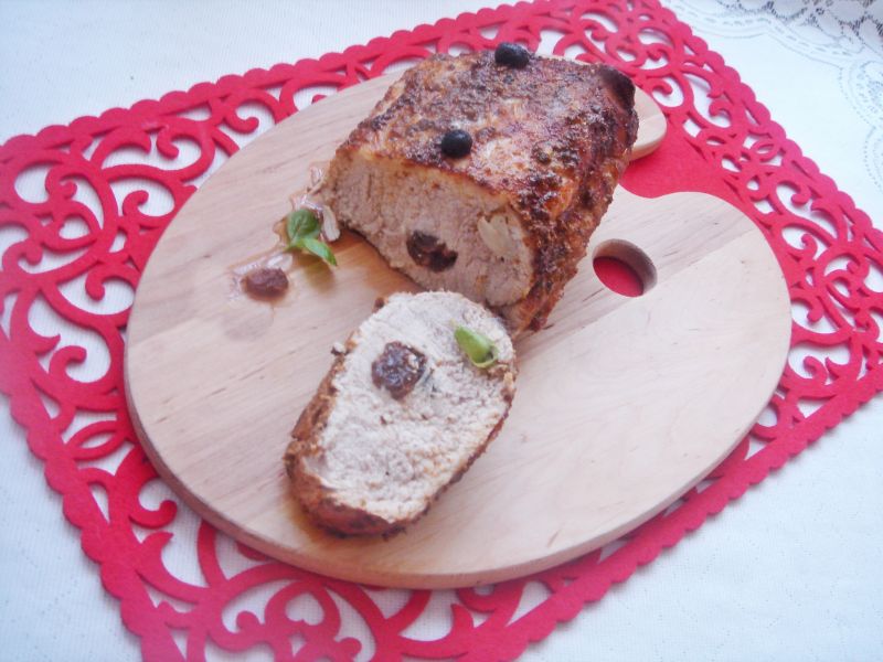 Schab pieczony z czosnkiem i rodzynkami
