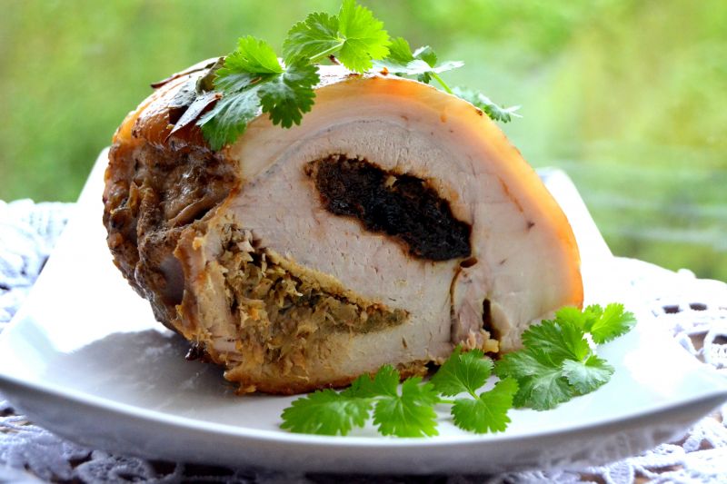 Schab pieczony z kapustą oraz suszonymi śliwkami  Schab pieczony z kapustą oraz suszonymi śliwkami