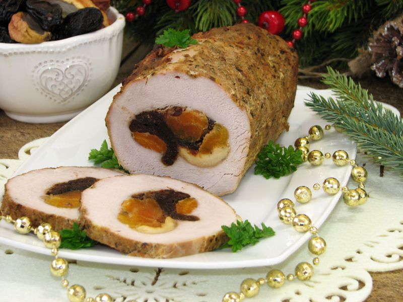 Schab pieczony z owocami suszonymi