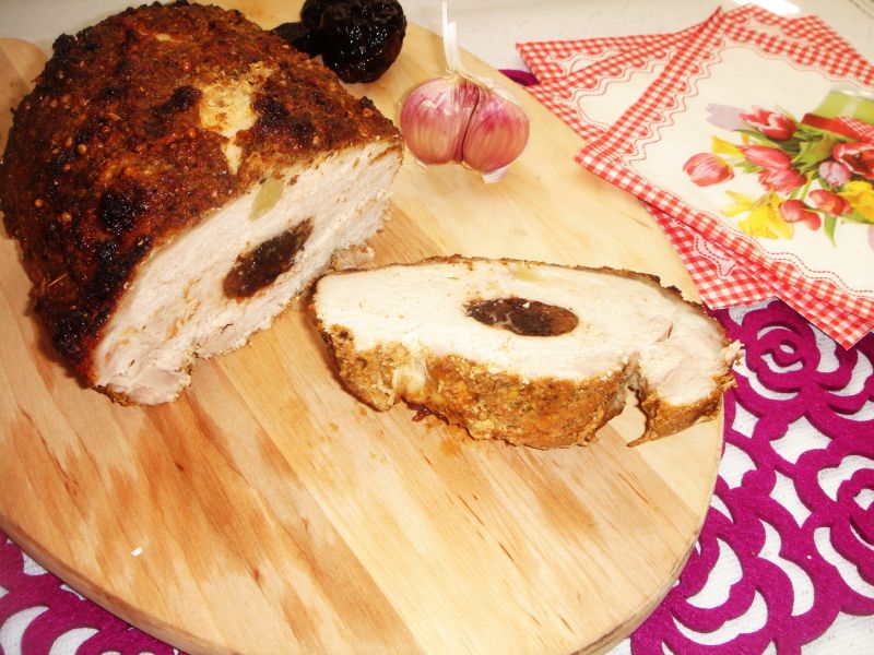 Schab pieczony ze śliwką i czosnkiem