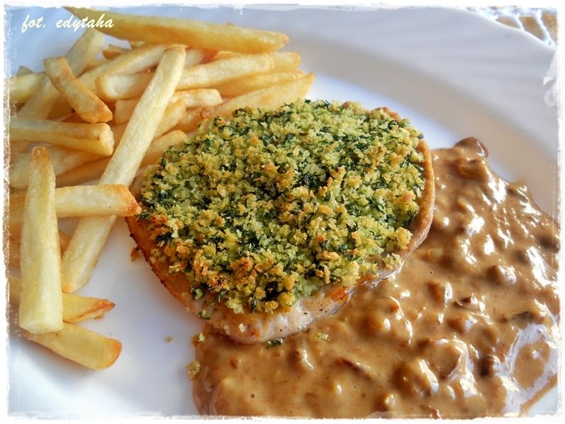 Schab pod zieloną kruszonką z sosem śliwkowym 