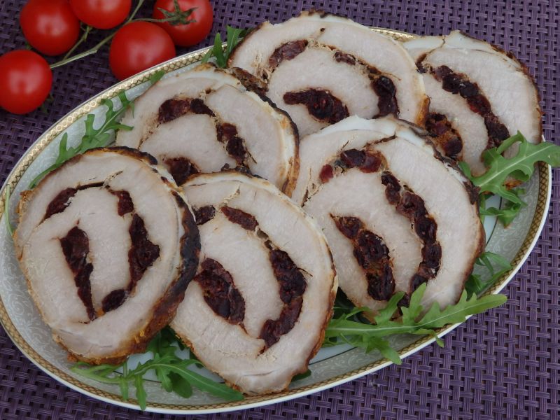Schab rolowany z suszoną żurawiną