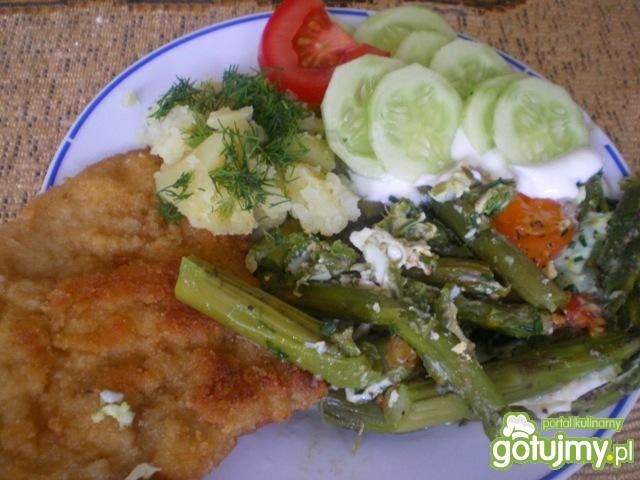 Schab, szparagi, ziemniaki i mizeria Schab, szparagi, ziemniaki i mizeria