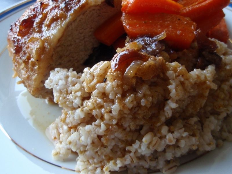 Schab w całości nadziewany żurawiną podany z kaszą