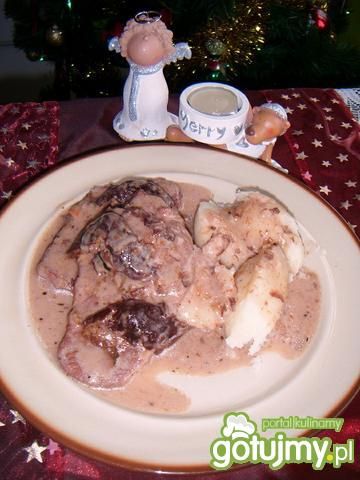 Schab w czerwonym winie ze śliwkami