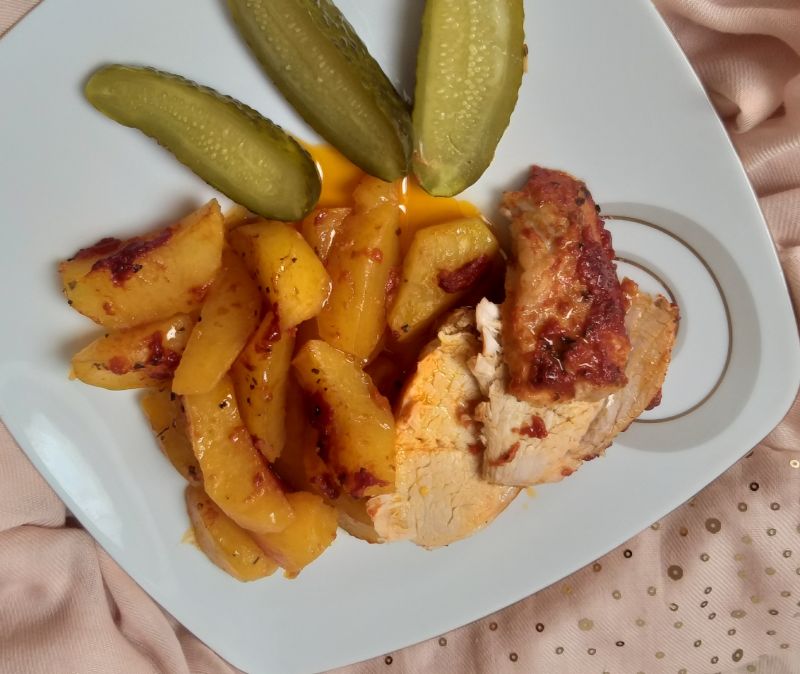 Schab w marynacie pieczony z ziemniakami Schab w marynacie pieczony z ziemniakami