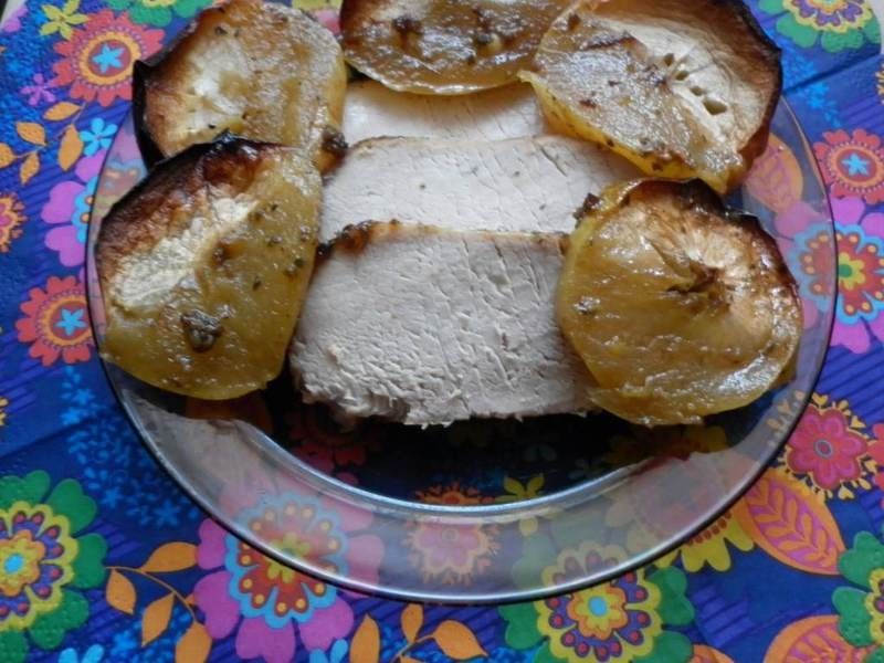 Schab w marynacie z melasą pieczony z jabłkami