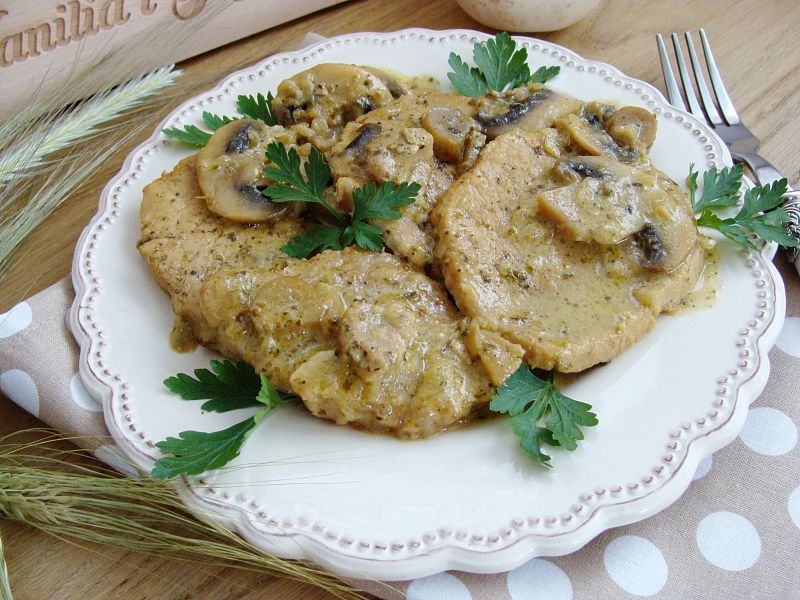 Schab w pieczarkowo-winnym sosie