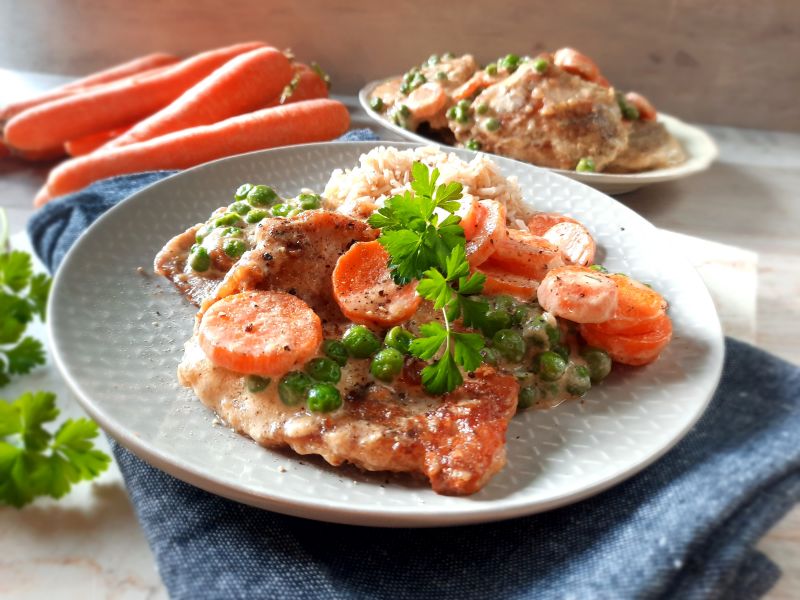 Schab w śmietanowym sosie z marchewką Schab w śmietanowym sosie z marchewką