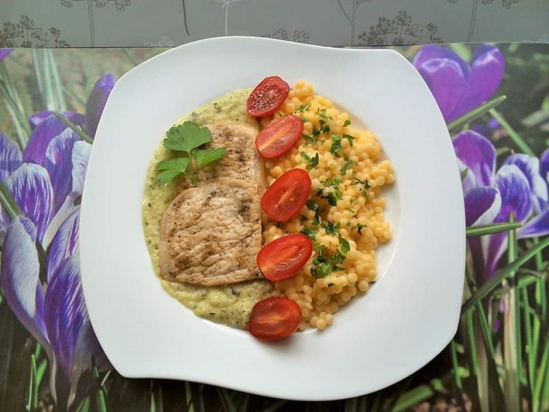 Schab w sosie cukiniowym z kuskusem perłowym 