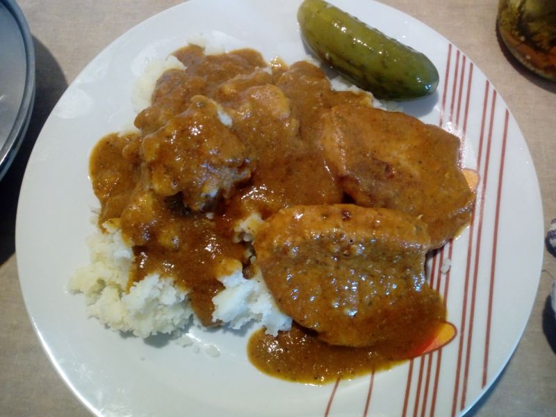 Schab w sosie marchewkowo - pietruszkowym z cebulą