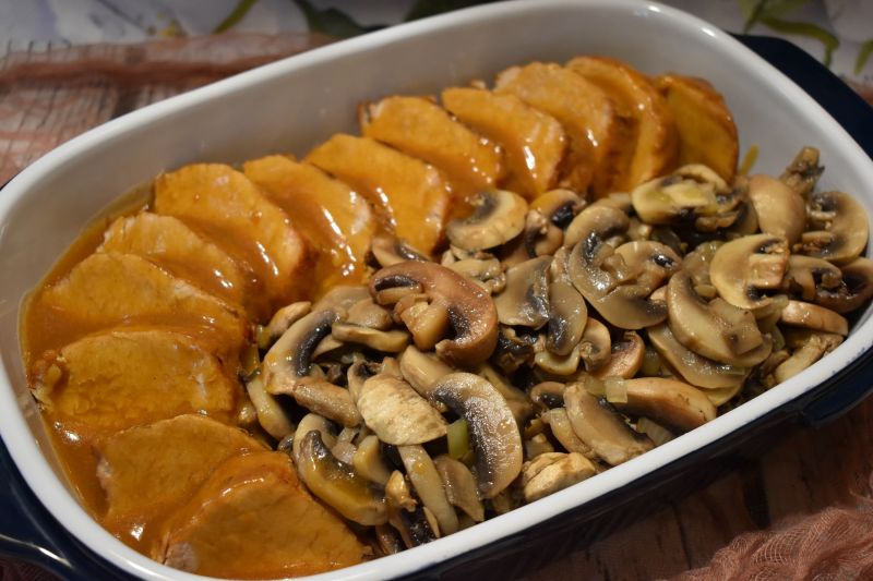 Schab w sosie pieczeniowym z pieczarkami