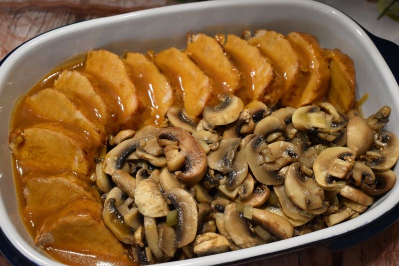 Schab w sosie pieczeniowym z pieczarkami