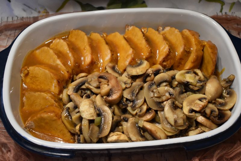 Schab w sosie pieczeniowym z pieczarkami