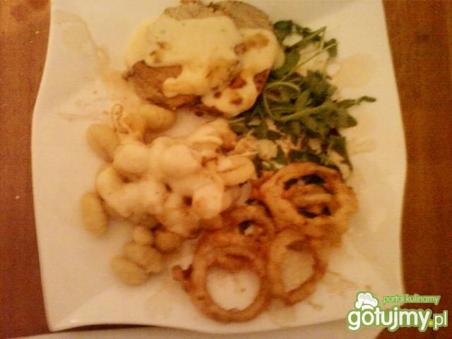 Schab w sosie serowym z gnocchi i rukolą Schab w sosie serowym z gnocchi i rukolą