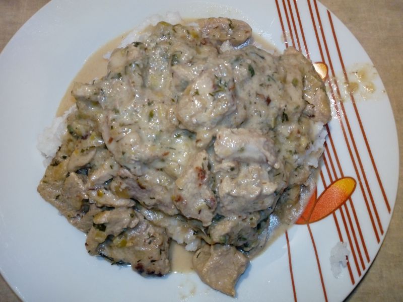 Schab w sosie śmietanowo-serowym z porem i cebulą Schab w sosie śmietanowo-serowym z porem i cebulą