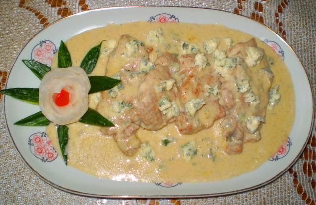 Schab w sosie śmietanowym z Roquefortem  Schab w sosie śmietanowym z Roquefortem