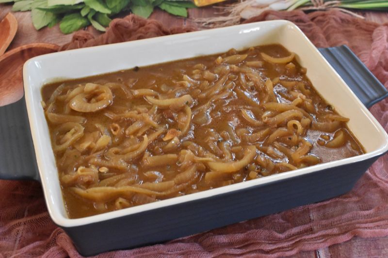 Schab w sosie własny z cebulką