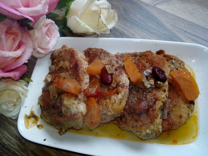 Schab w sosie z czerwoną fasolą i czerwoną cebulą Schab w sosie z czerwoną fasolą i czerwoną cebulą