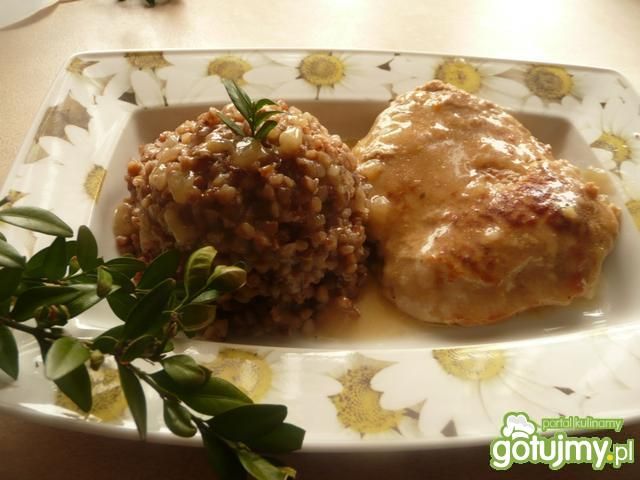 Schab w sosie z kaszą gryczaną