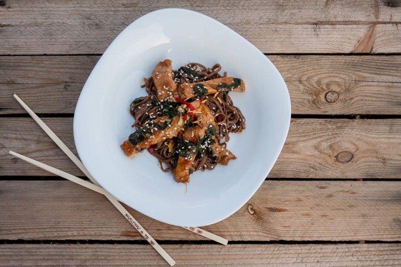 Schab w stylu syczuańskim ze szpinakiem i sezamem  Schab w stylu syczuańskim ze szpinakiem i sezamem