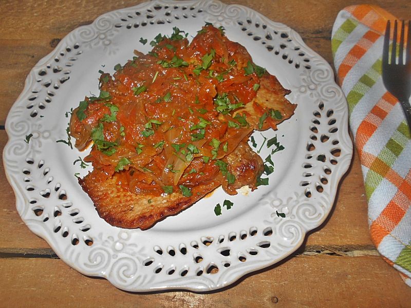 Schab z cebulą i marchewką