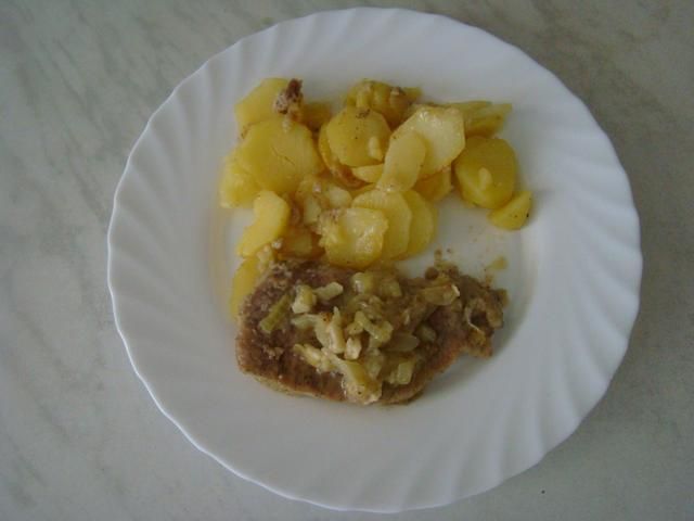 Schab z cebulą i ziemniakami