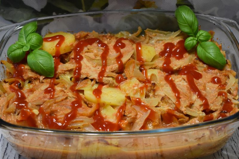Schab z cebulką i ziemniakami Schab z cebulką i ziemniakami