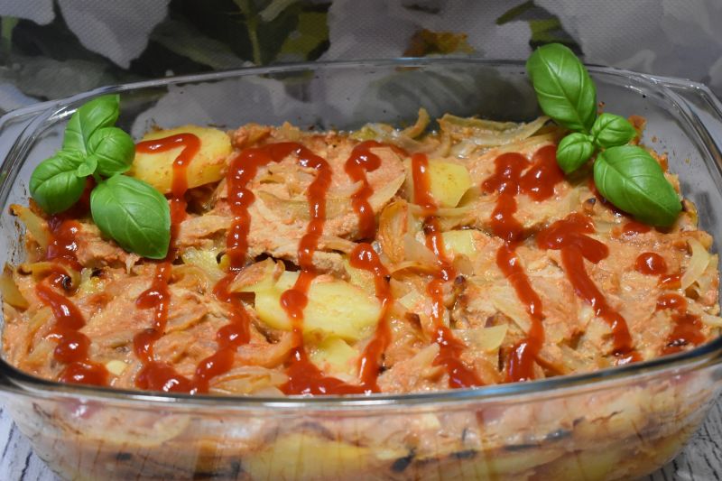 Schab z cebulką i ziemniakami Schab z cebulką i ziemniakami