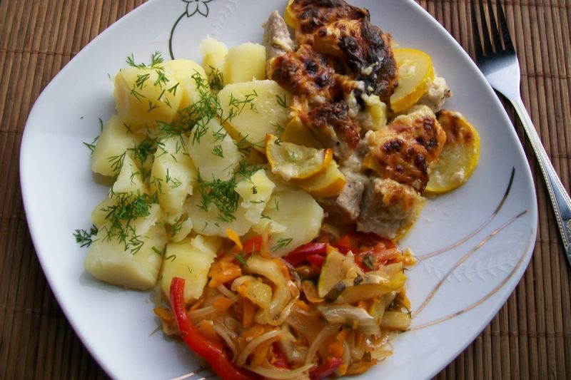 Schab z cukinią zapiekany pod sosem serowym Schab z cukinią zapiekany pod sosem serowym