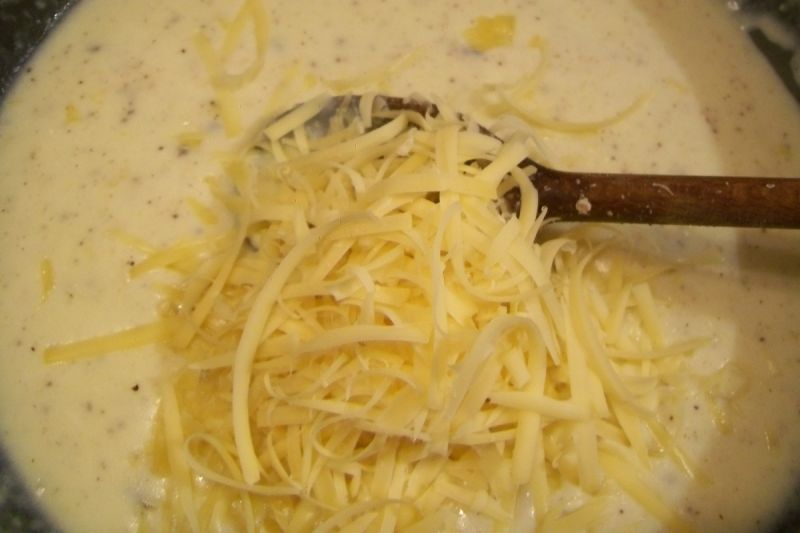 Schab z cukinią zapiekany pod sosem serowym