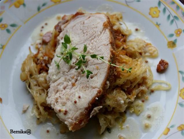 Schab z kapustą i sosem musztardowym