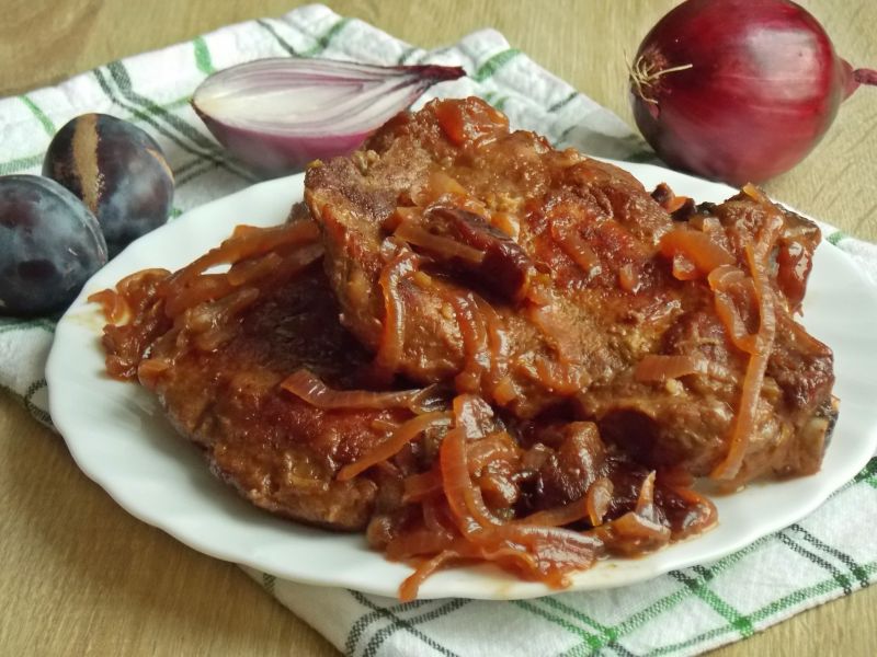 Schab z kością w czerwonej cebuli ze śliwkami 