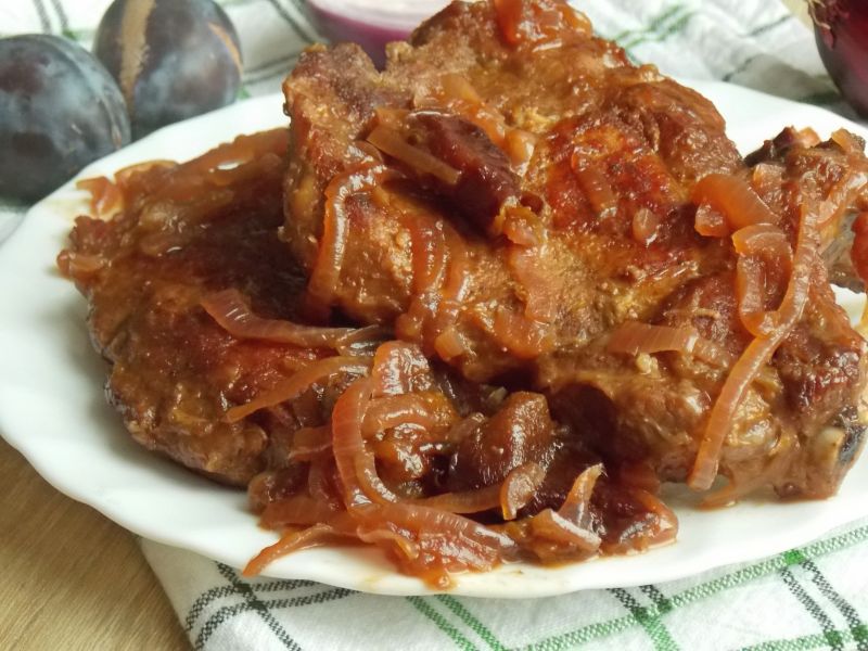 Schab z kością w czerwonej cebuli ze śliwkami 
